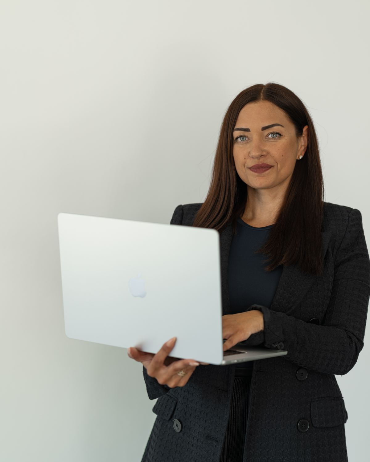 Josiane Dalheimer mit Laptop in einem hellen Büro
